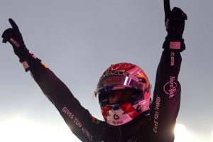 Max Verstappen, Singapur GP'sinde ilk zaferini elde etti