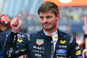 Max Verstappen, Singapur sprintini Russell kazası sonrası kazandı