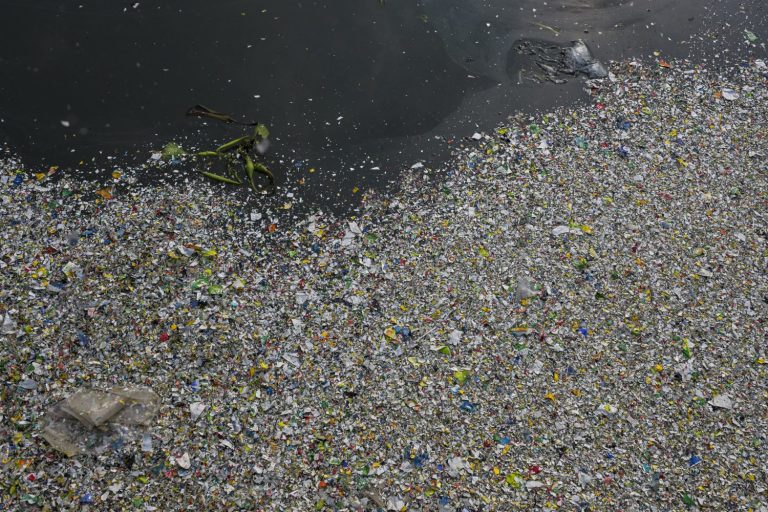 Mikroplastiklerin suyla temasında radikal oluştuğu gösterildi