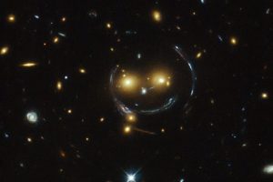 NASA, Hubble’ın gülümseyen galaksi kümesi görüntüsünü yayımladı