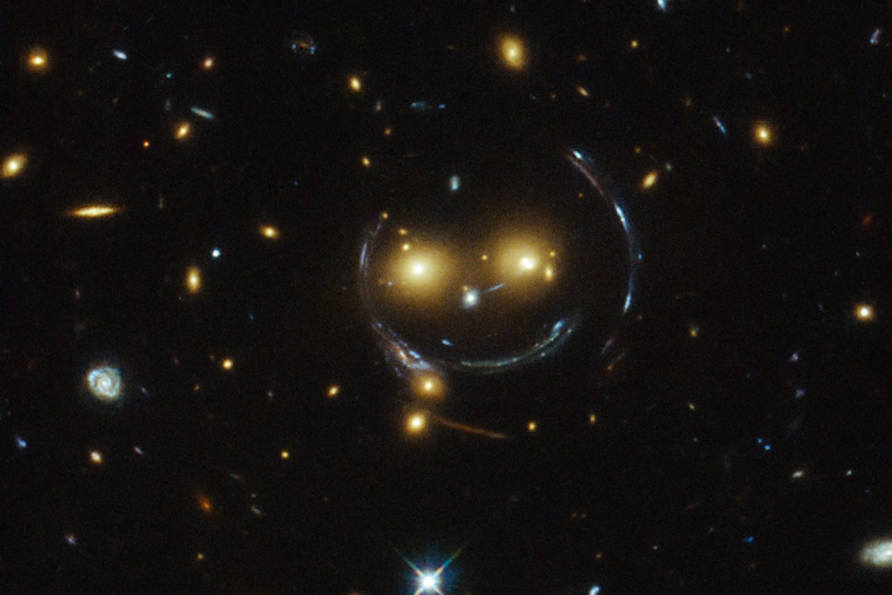 NASA, Hubble’ın gülümseyen galaksi kümesi görüntüsünü yayımladı