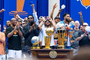 New York Knicks, şampiyonluk ve NBA Kupası flamalarını astı