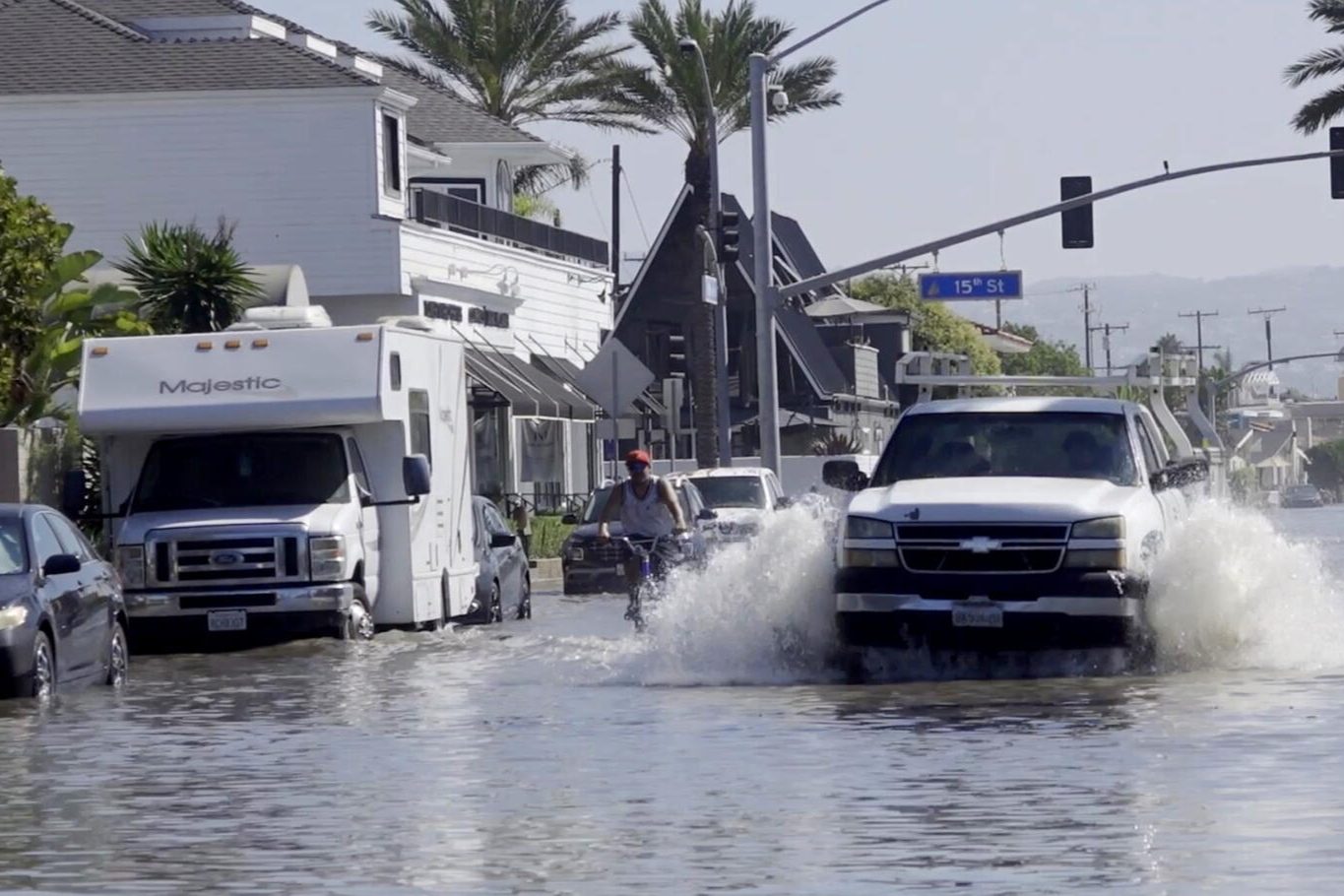 Newport Beach'te Kıyı Seli Sonrası Yerel Acil Durum İlanı