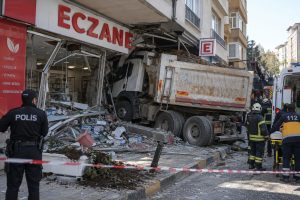 Pendik'te hafriyat kamyonu eczaneye girdi: 7 yaralı