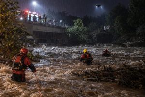 Pendik'te Sel Sularına Kapılan Otomobilde İki Kişi Kayboldu