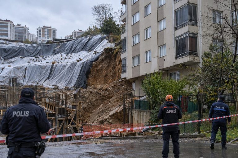 Pendik’te toprak kayması sonrası 9 katlı apartman tahliye edildi