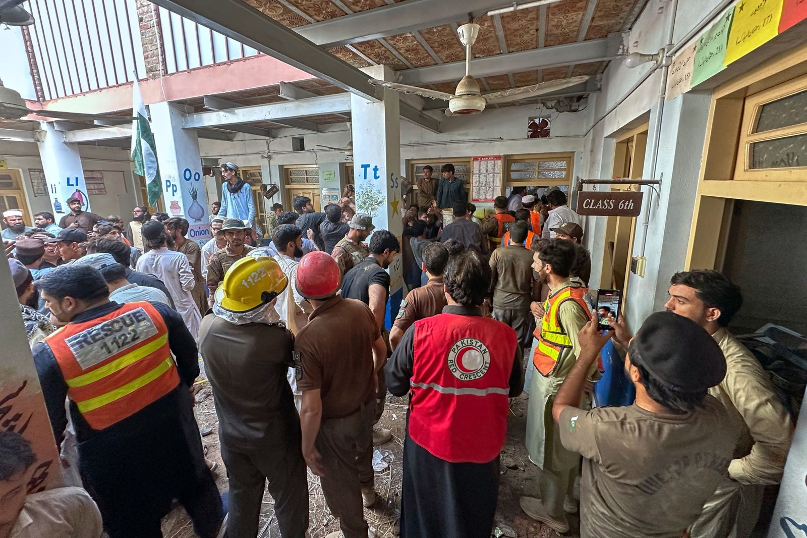 Peşaver'de okul çatısının çökmesi 29 kişinin ölümüne neden oldu