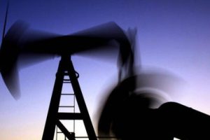 Petrol fiyatları kâr satışlarıyla gerilerken arz riski sürüyor