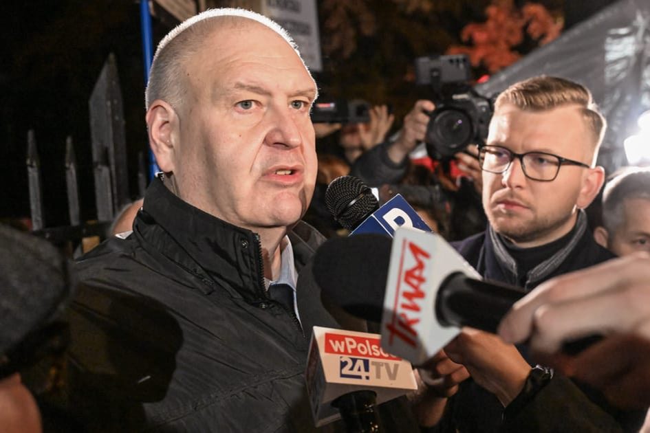 Polonya'da mahkeme krizi uzaklaştırma kararlarıyla büyüdü