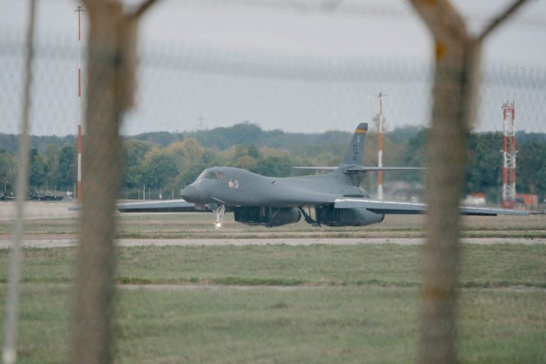 Trump, RAF Fairford’daki uçakların tehditler nedeniyle çekildiğini söyledi