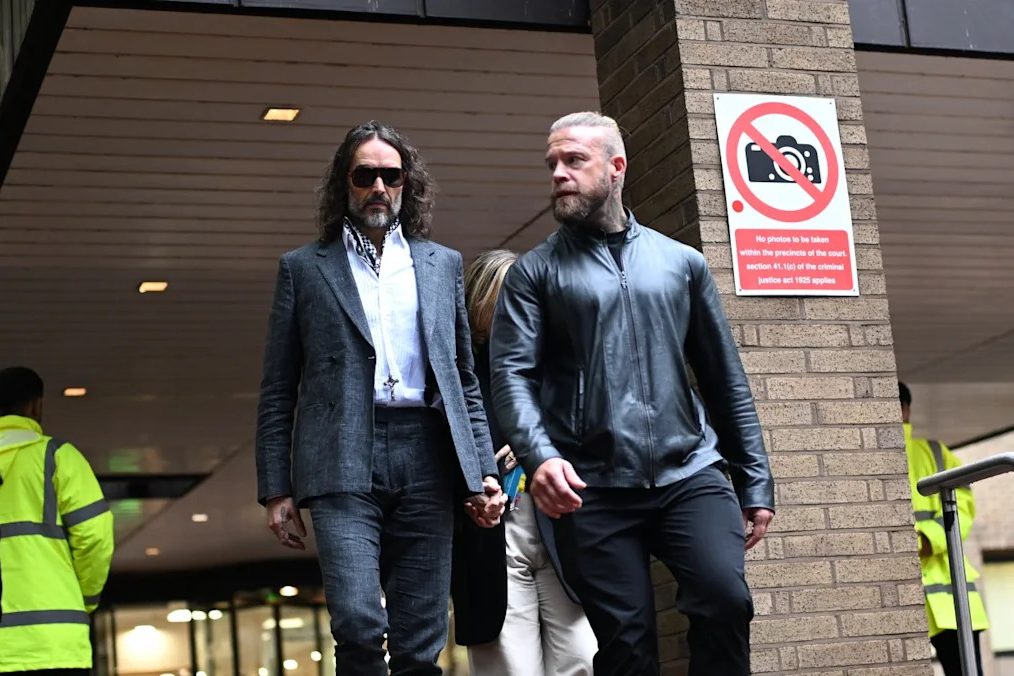 Komedyen ve oyuncu Russell Brand'e suçlama indirildi