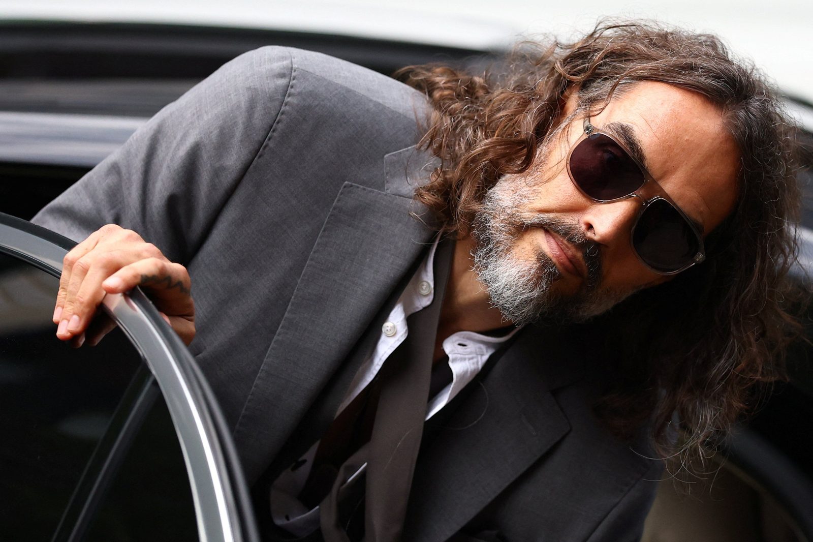 Russell Brand’in cinsel suç davası jüri seçimiyle başladı