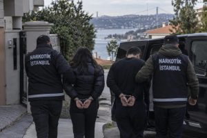 Sarıyer'de farklı uluslararası bültenlerle aranan iki şüpheli yakalandı