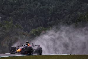 Sepang'da yazılım arızası F1 startını 90 dakika geciktirdi