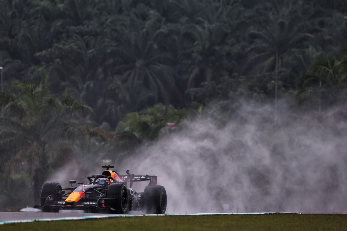 Sepang'da yazılım arızası F1 startını 90 dakika geciktirdi