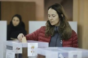 Sırbistan'da erken genel seçim için 6,45 milyon seçmen sandıkta