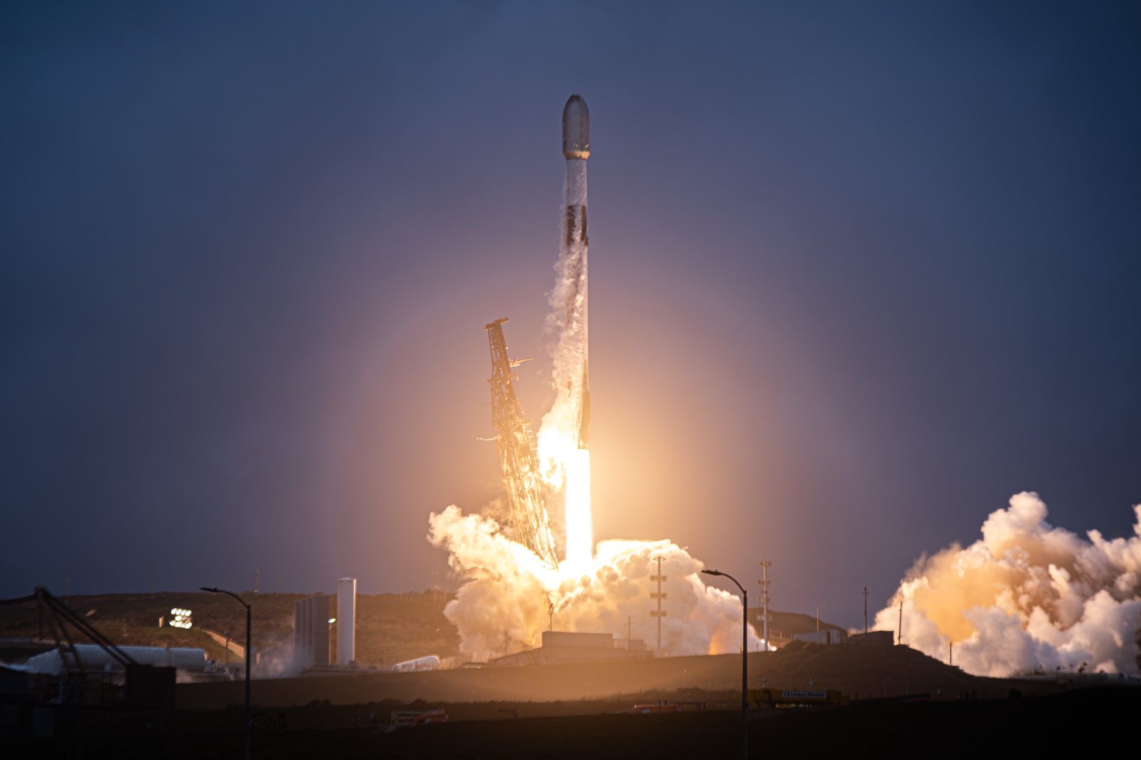 SpaceX, 21 askerî veri uydusunun fırlatmasını 6 Ekim'e erteledi
