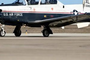 Teksas'ta iki pilot eğitim uçağından kontrollü biçimde atladı