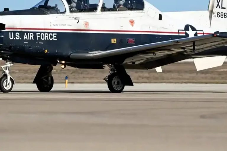 Teksas’ta iki pilot eğitim uçağından kontrollü biçimde atladı