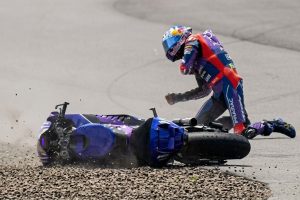 Motosikletçi Toprak Razgatlıoğlu omuz ameliyatı nedeniyle sezonu kapattı