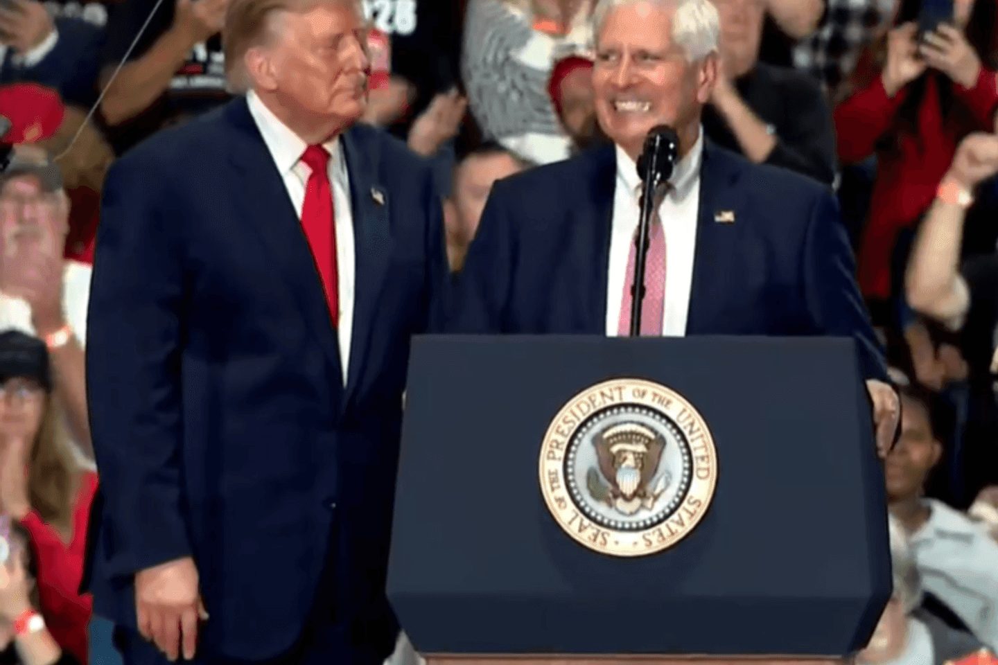 Trump, Syracuse mitinginde Bruce Blakeman'a destek verdi