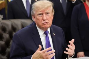 Trump, Tom Cotton'ın telefonunu saat değişikliği tartışmasında paylaştı