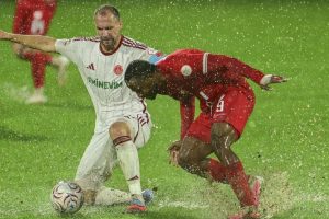 Ümraniyespor-Boluspor maçı sağanak nedeniyle ertelendi