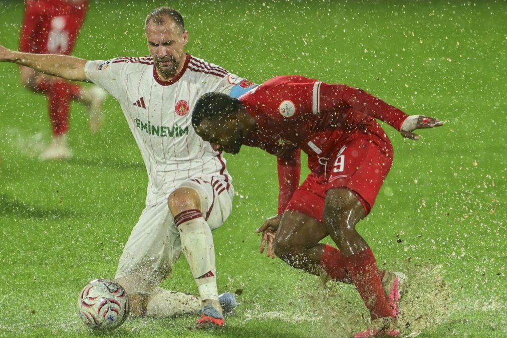 Ümraniyespor-Boluspor maçı sağanak nedeniyle ertelendi