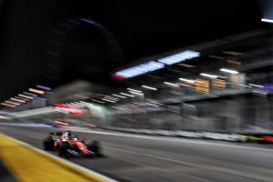Verstappen, Singapur’da ilk zaferi için pole avantajına güveniyor