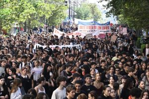 Yunanistan’da öğrenciler kira ve eğitim için 50 kentte yürüdü