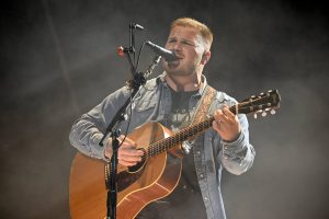 Zach Bryan, Gillette Stadyumu'nda Filistin tişörtü giydi